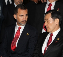 Su Alteza Real el Príncipe de Asturias conversa con el gobernante de Taiwán, durante la celebración del "Te Deum"